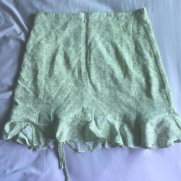 Forever 21 NWT green ruched floral mini skirt. Just doesn’t fit me! Can scrunch - Picture 2 of 2